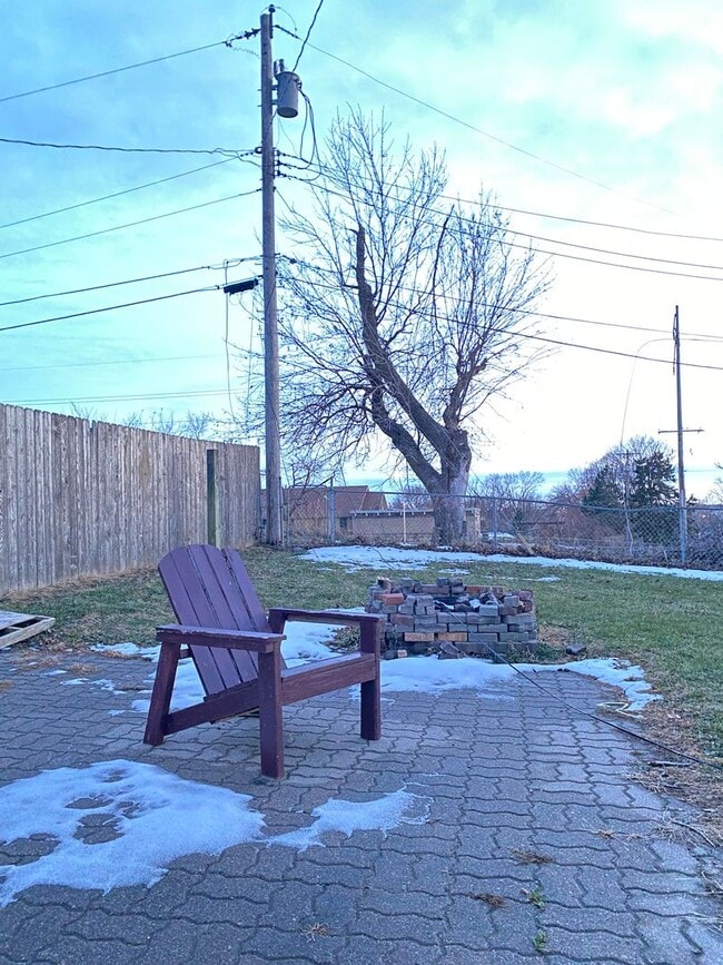 Building Photo - Beautiful 3 bed 1 bath house, over sized driveway, garage and fenced in back yard $1,595  [Move-i...