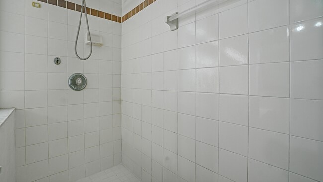 Building Photo - 820 Westbrook Terrace