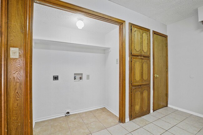 Building Photo - 226 E Pritchard Ln