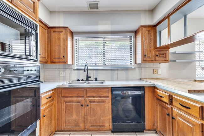 Building Photo - 7302 Waldon Dr
