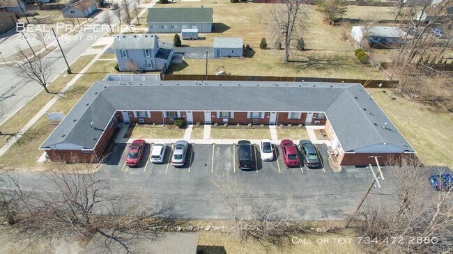 Building Photo - 207 Van Nest St