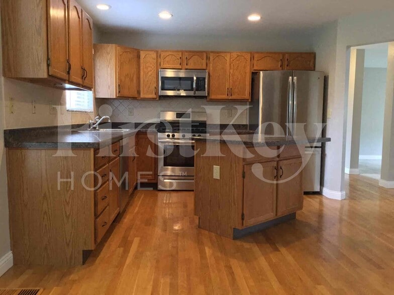 Building Photo - 8560 Elmcreek Ct