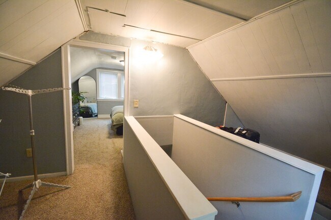 Building Photo - Tucked away, conveniently located, home for rent!