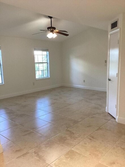 Building Photo - 1215 Crystal Way