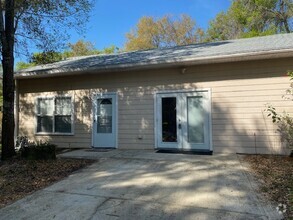 Building Photo - 2/1.5 in a quiet setting in DeLand! $1,600