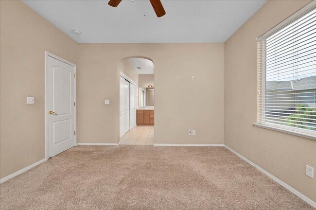 Building Photo - Spacious 4 Bedroom Home in North Clovis Gated Community