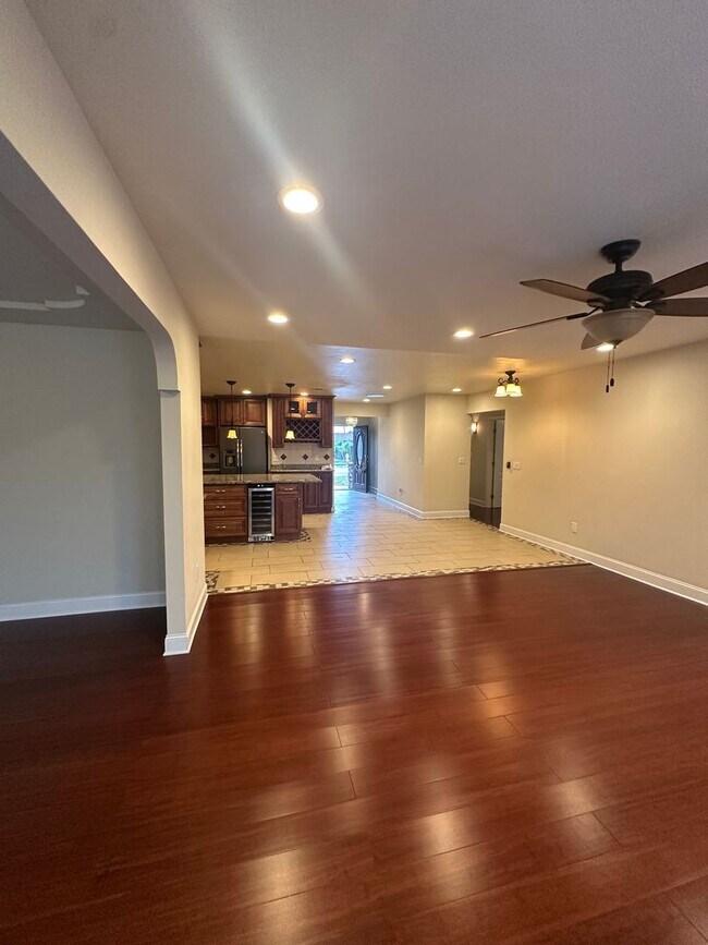 Building Photo - Gorgeous, 3 bedroom, 2.5 bath home, ready for move in