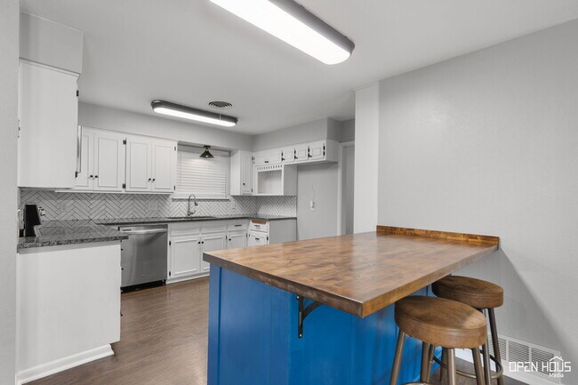 Building Photo - 4805 Big Bend Dr