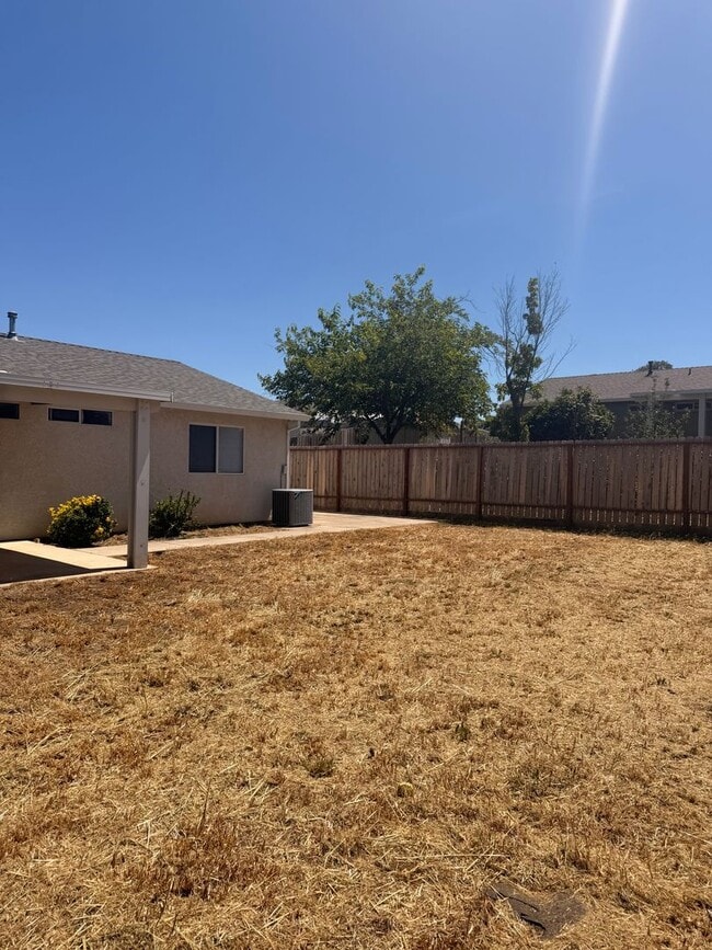 Building Photo - Updated 3-bedroom, 2-bath home in Redding
