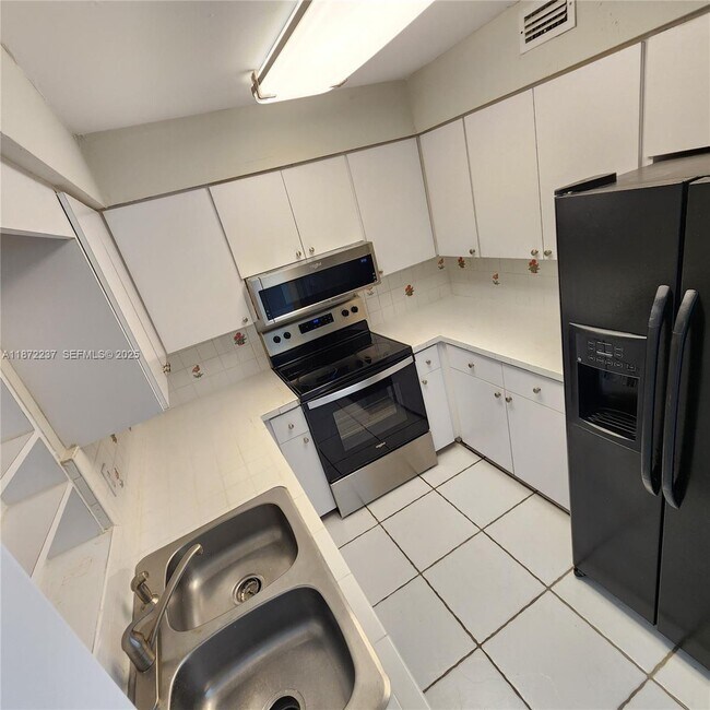 Building Photo - 1940 NE 31st Ct