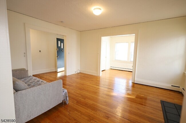 Building Photo - 15 Edgar St