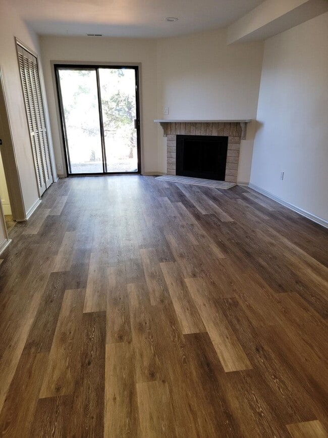 Building Photo - Stunning Mountain Views with Private Garage! 2 Bed/1.5 Bath Townhouse! Coming Late April!