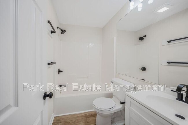 Building Photo - 221 Howell St