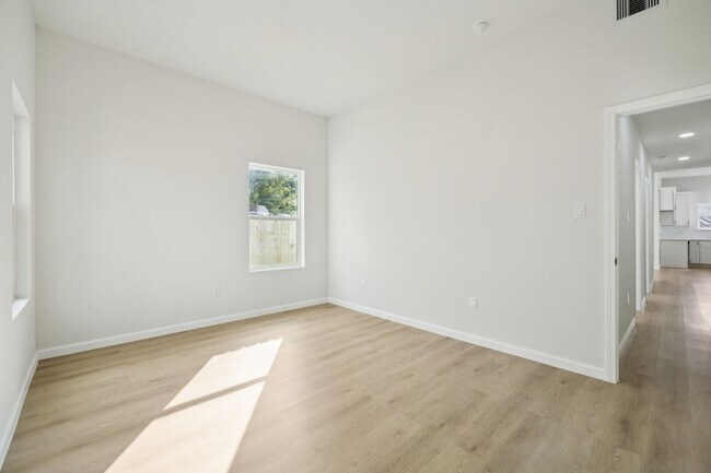 Building Photo - 422 New Hampshire St