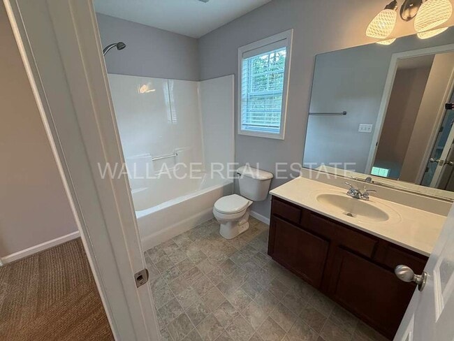 Building Photo - FANTASTIC 3 BEDROOM, 2.5 BATHROOM HOME IN S. KNOXVILLE!!