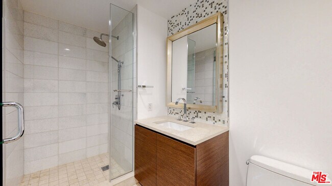 Building Photo - 900 W Olympic Blvd