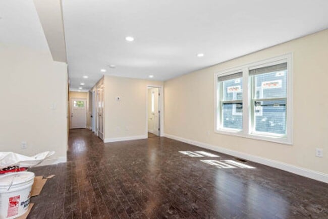 Building Photo - TUFTS 5 bed 5.5 bath - Available 6/1