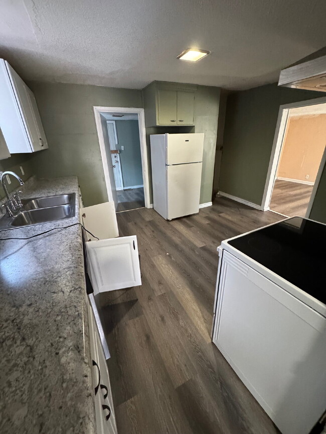 Building Photo - 2 Bedroom, 1 Bathroom with fenced yard, and is centrally located in Wichita Ks