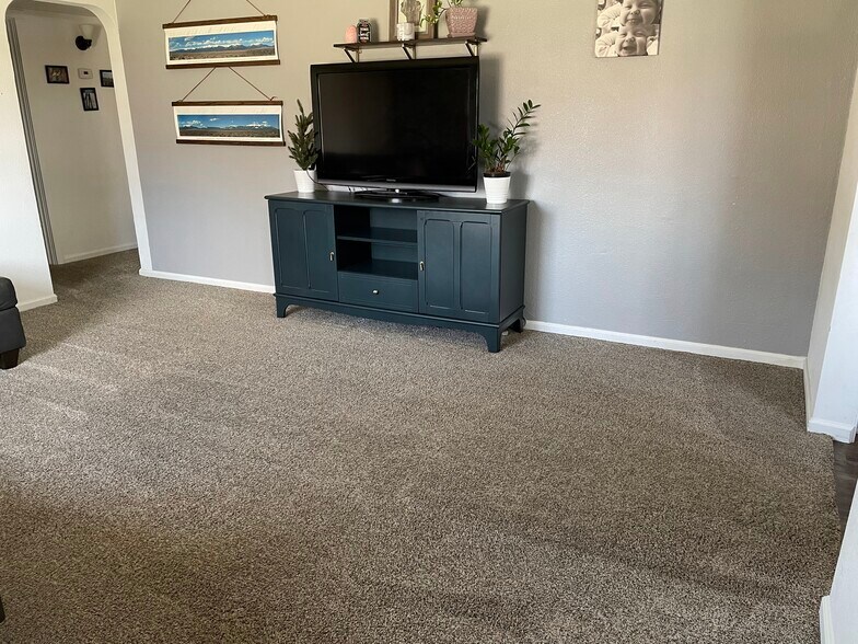 Living room - 9291 High St