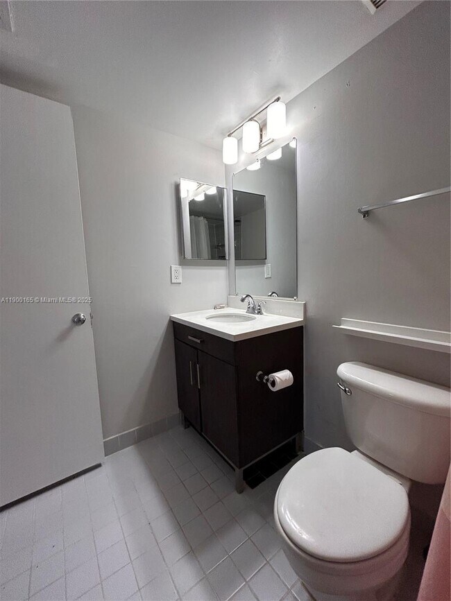 Building Photo - 2841 N Oakland Forest Dr