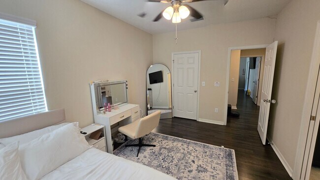 Building Photo - Beautiful 4 Bed / 3.5 Bath Home ~ Available April 1st!