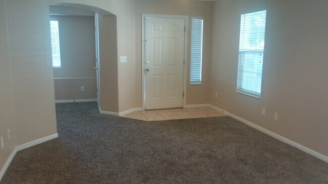 Building Photo - 3 bedroom 2 1/2 bath townhome