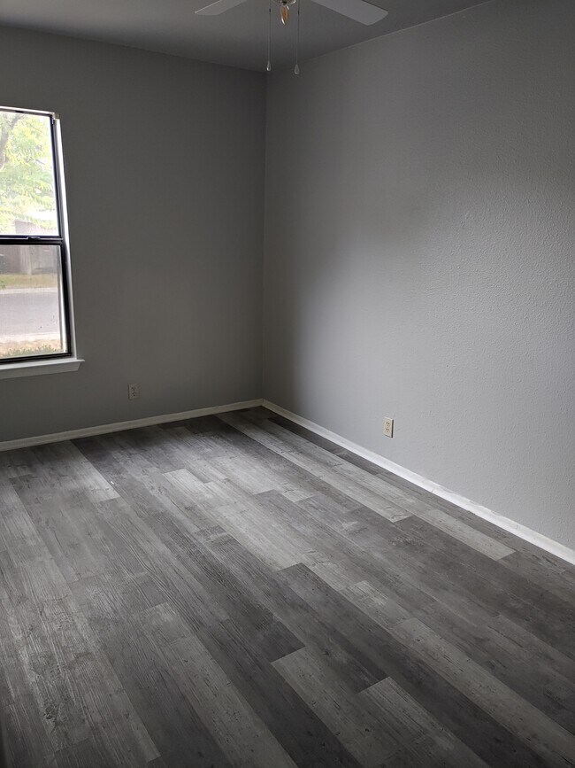 Building Photo - 9226 Chinon