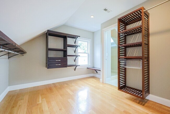 Building Photo - 294 Belmont St