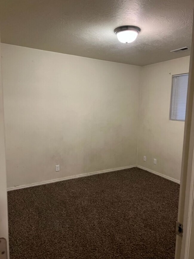 Building Photo - Beautiful condo with carport.