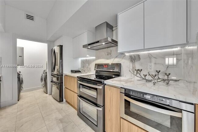 Building Photo - 6917 Collins Ave