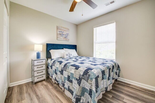 Building Photo - Coastal Comfort Awaits: Spacious 3-Bed, 2-...