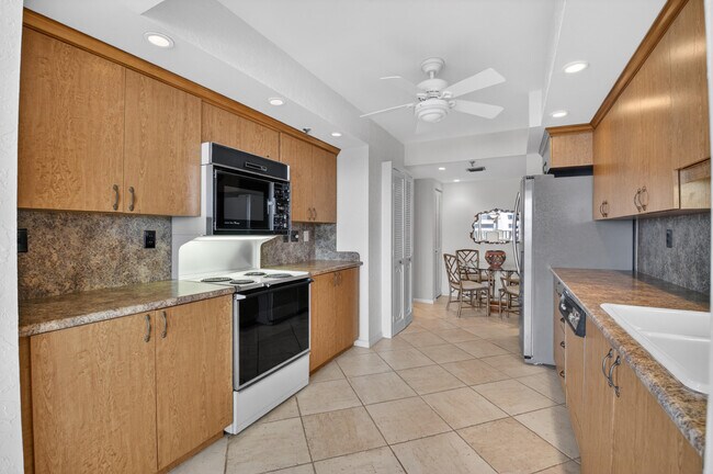 Building Photo - 2917 S Ocean Blvd
