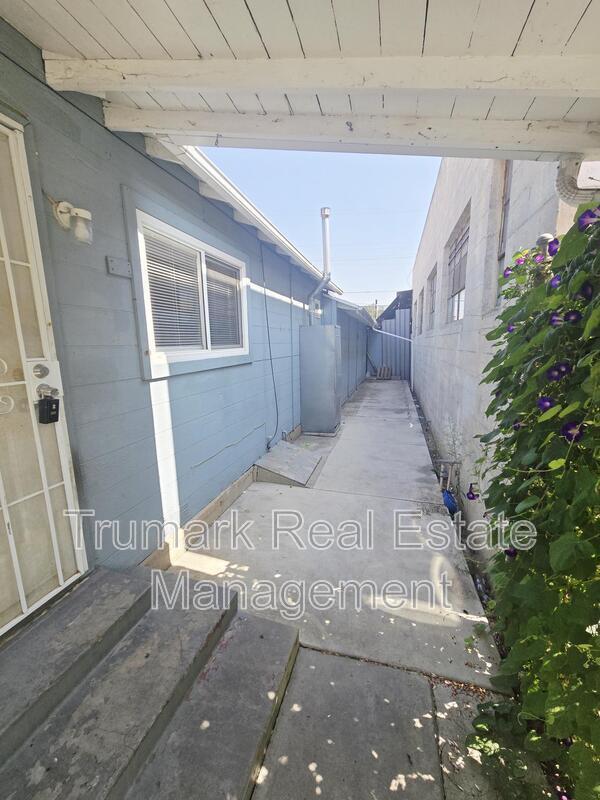 Primary Photo - 1020 S Gerhart Ave