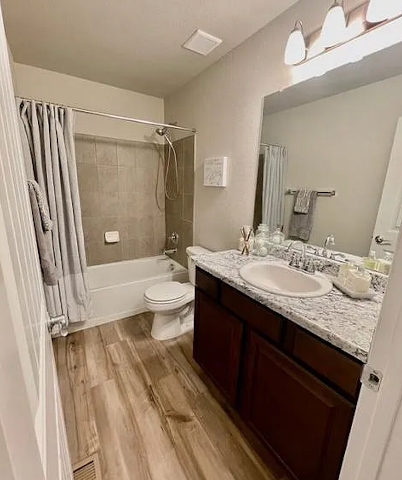 bathroom 2 - 5423 Hammond Dr
