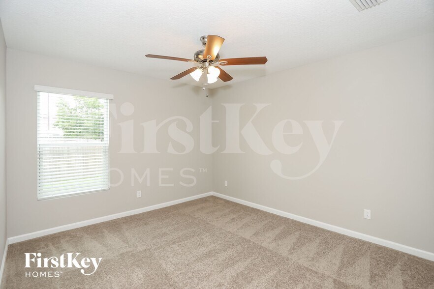 Building Photo - 843 SW Andrew Rd