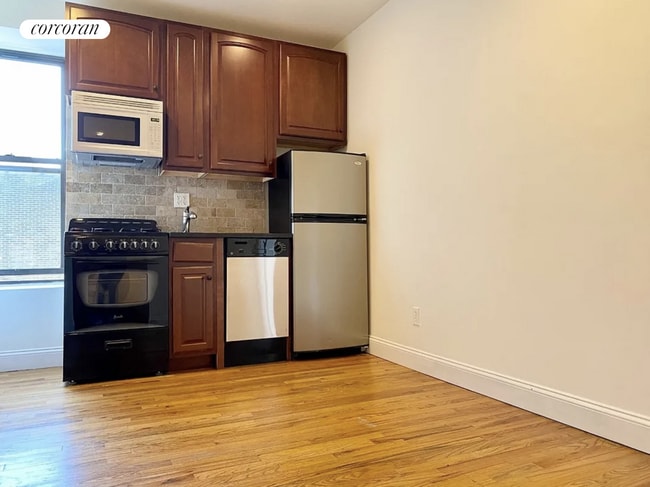 Primary Photo - 222 Thompson St
