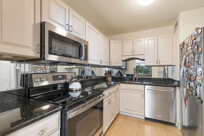 Building Photo - 1850 N Clark St