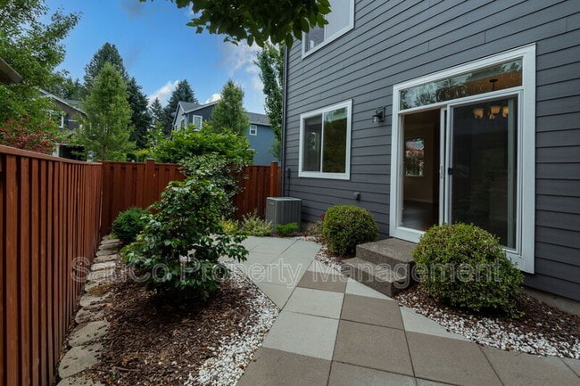 Building Photo - 292 NE 66th Ave