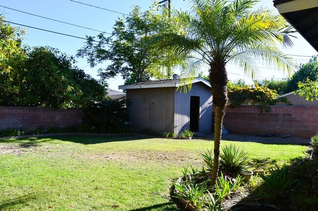 Building Photo - 1210 E Oakmont Ave