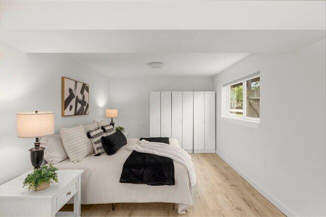 Building Photo - 5bd/3.5ba Bellevue Home