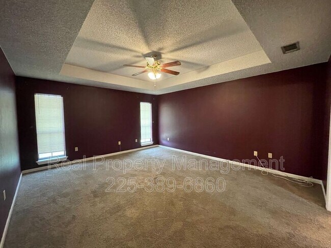 Building Photo - 9766 Kinglet Dr
