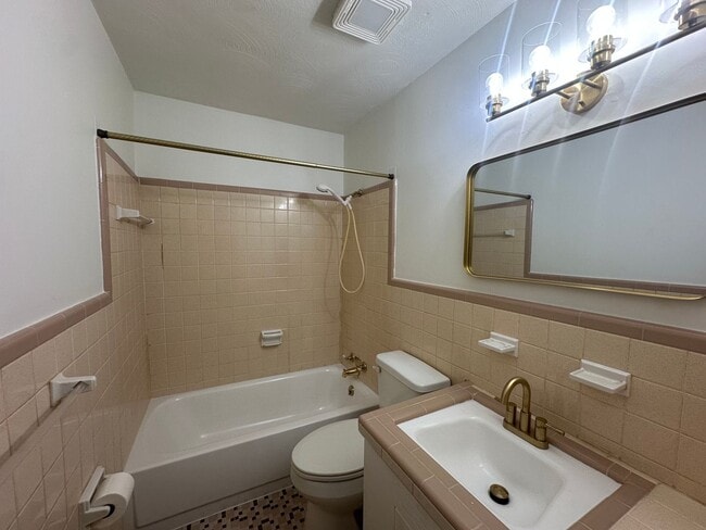Building Photo - 729 W 38th St