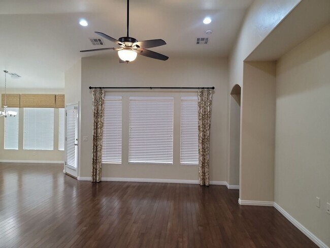 Building Photo - Single-Level Home with 2 Bedrooms & Den in...