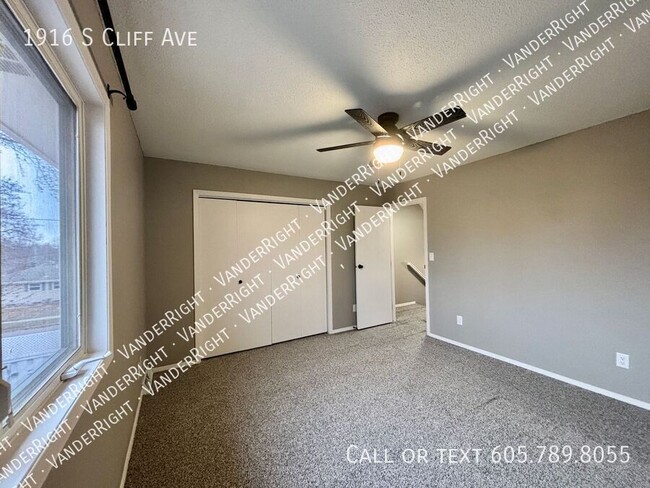 Building Photo - Updated 2 Bedroom 1.5 Bathroom Home with 2...