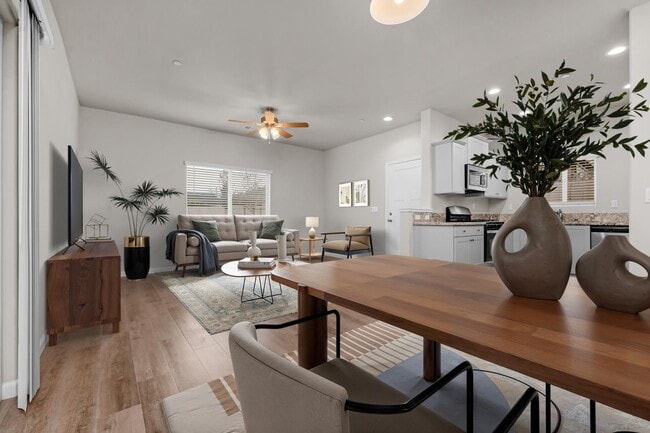 Building Photo - Wood Ranch Duplex 519