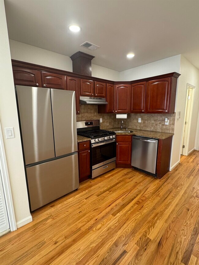 Building Photo - 142 Webster Ave