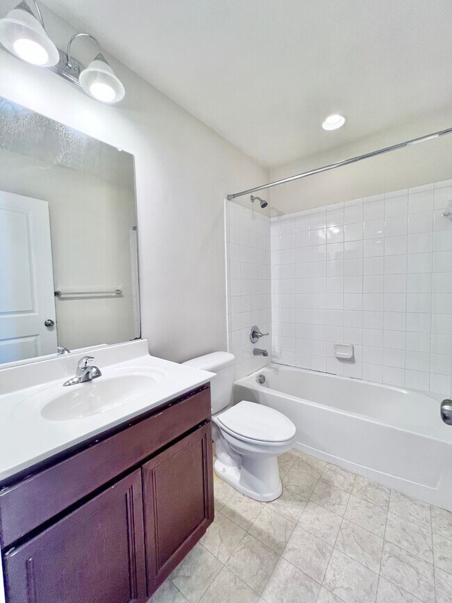 Building Photo - STAFFORD - 3 BEDROOM TOWNHOUSE - WOODSTREAM