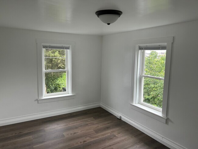 Building Photo - 20 Hedgewood Dr