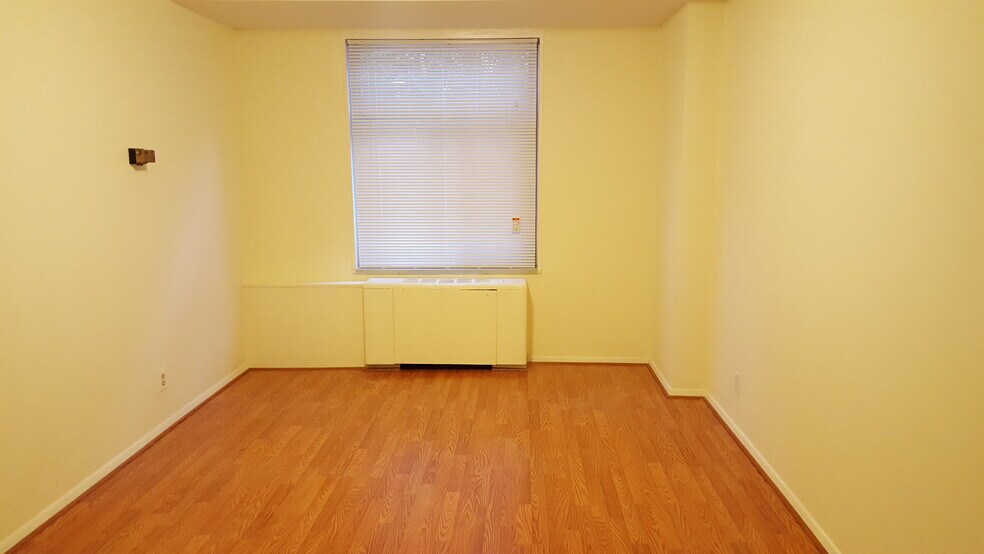 Huge bedroom - 2401 H St NW