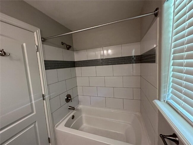 Building Photo - 35 Gore Ln